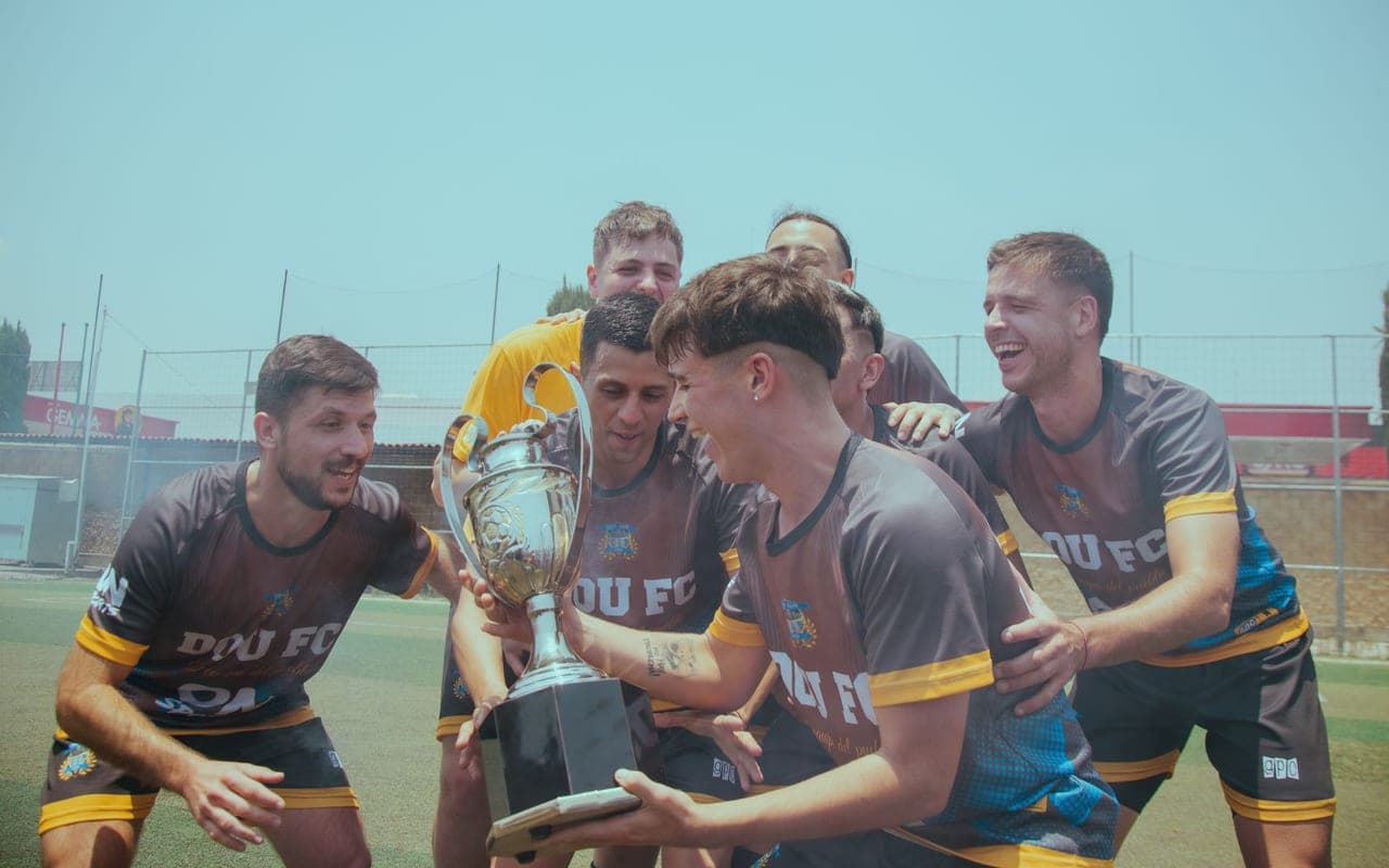 Organiser un tournoi de foot à 7 : le guide complet (format, règlement, logistique)