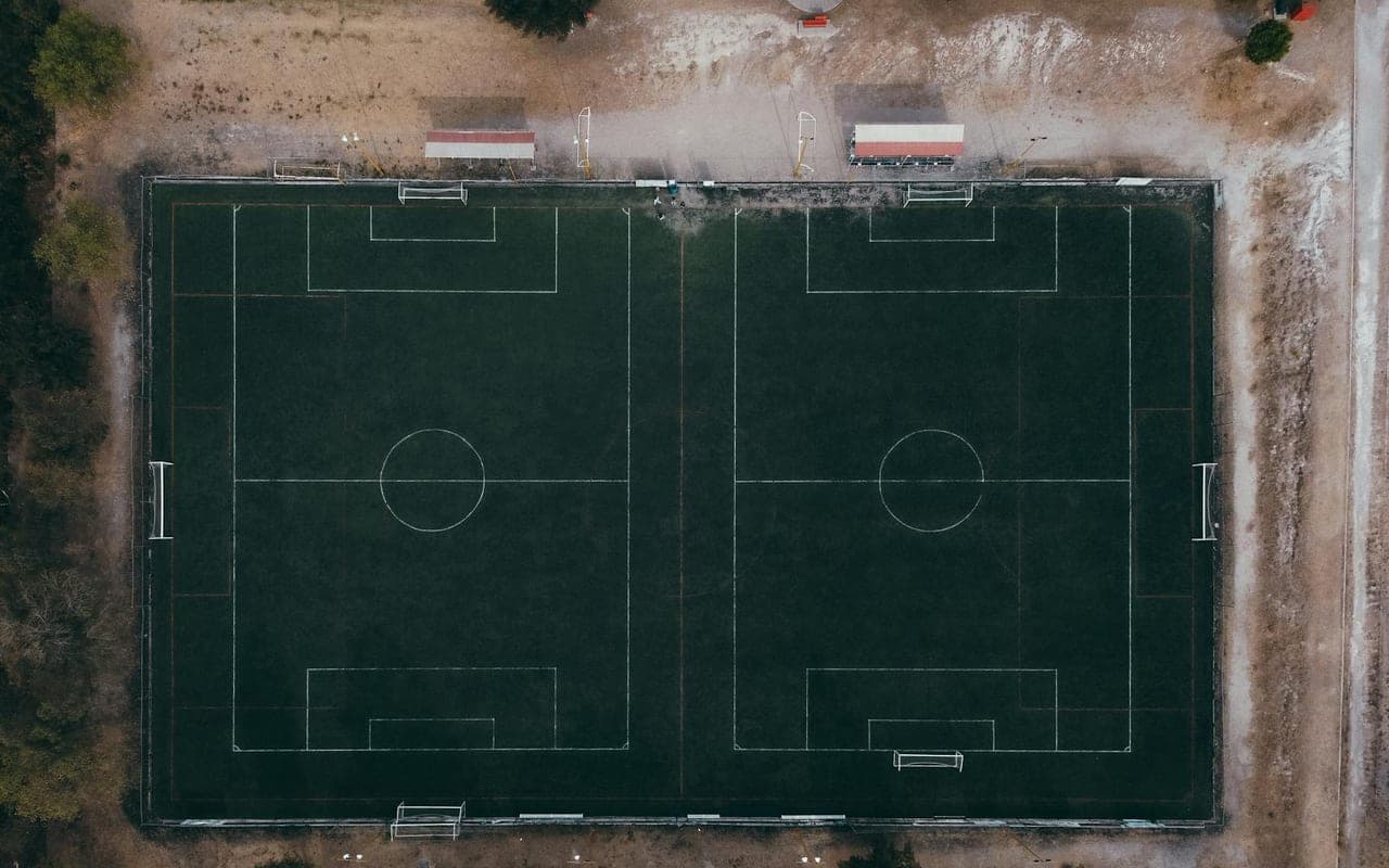 Composition foot à 7 : les 4 meilleures formations (2-3-1, 3-2-1, 3-3, 3-1-2)