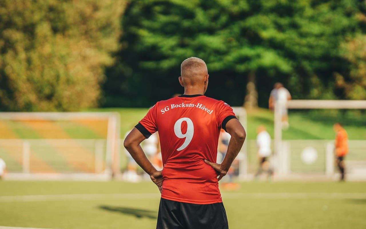 Postes et numéros au football : le guide complet des rôles